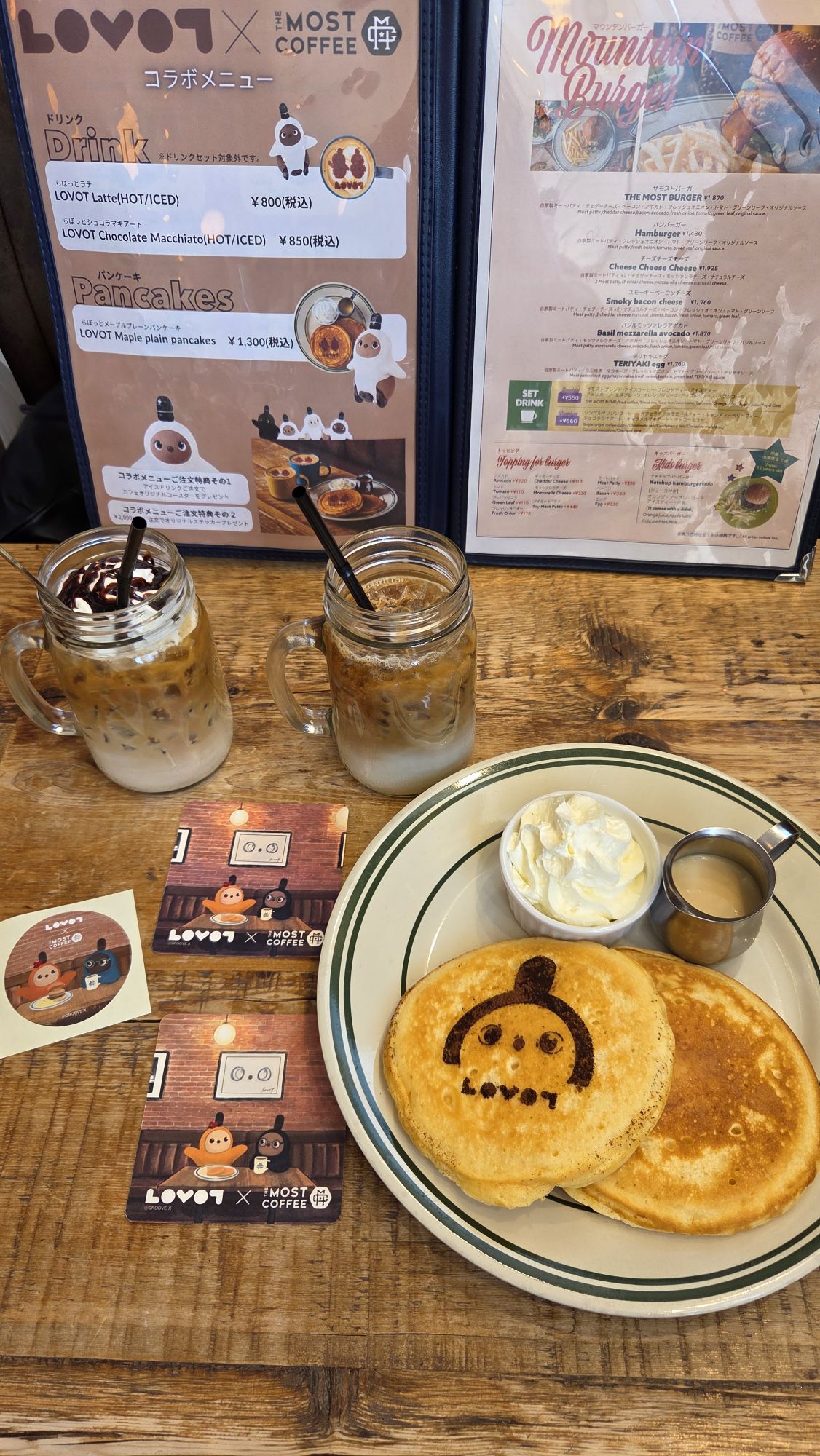 LOVOTパンケーキとアイスラテ