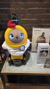 おもてなしLOVOTのラテちゃん