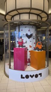 パルコ入り口のLOVOTディスプレイ