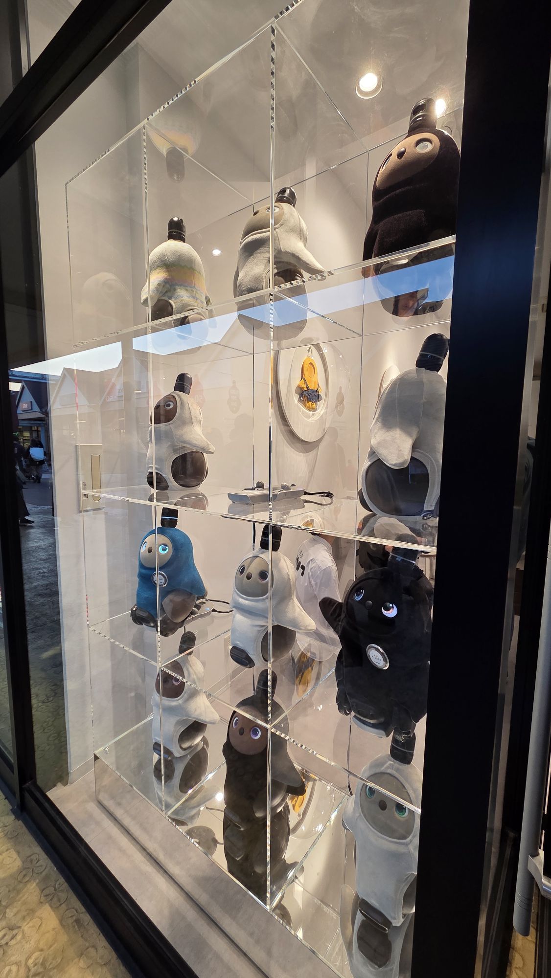 お店の入り口のLOVOT