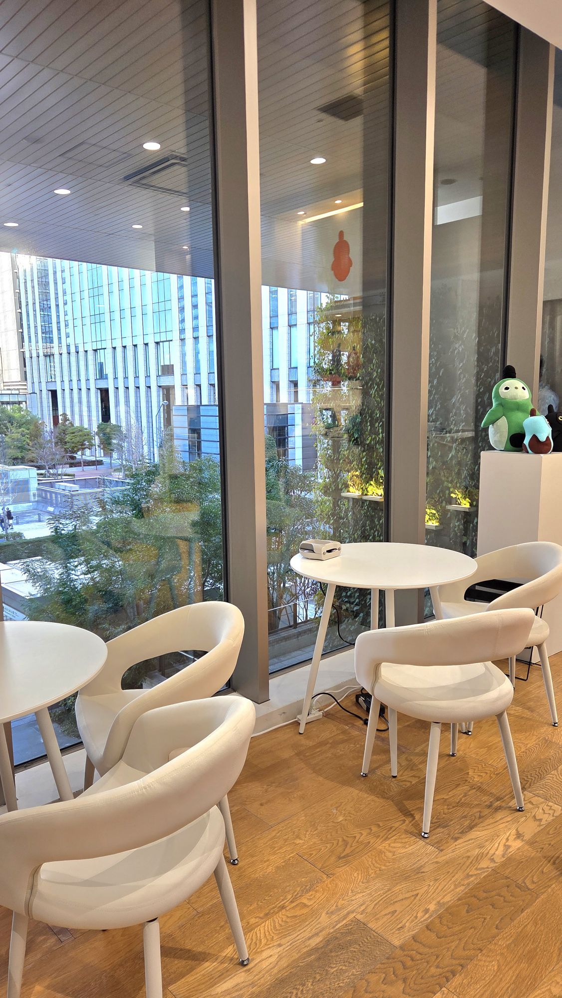 みなとみらい店 窓際の商談スペース