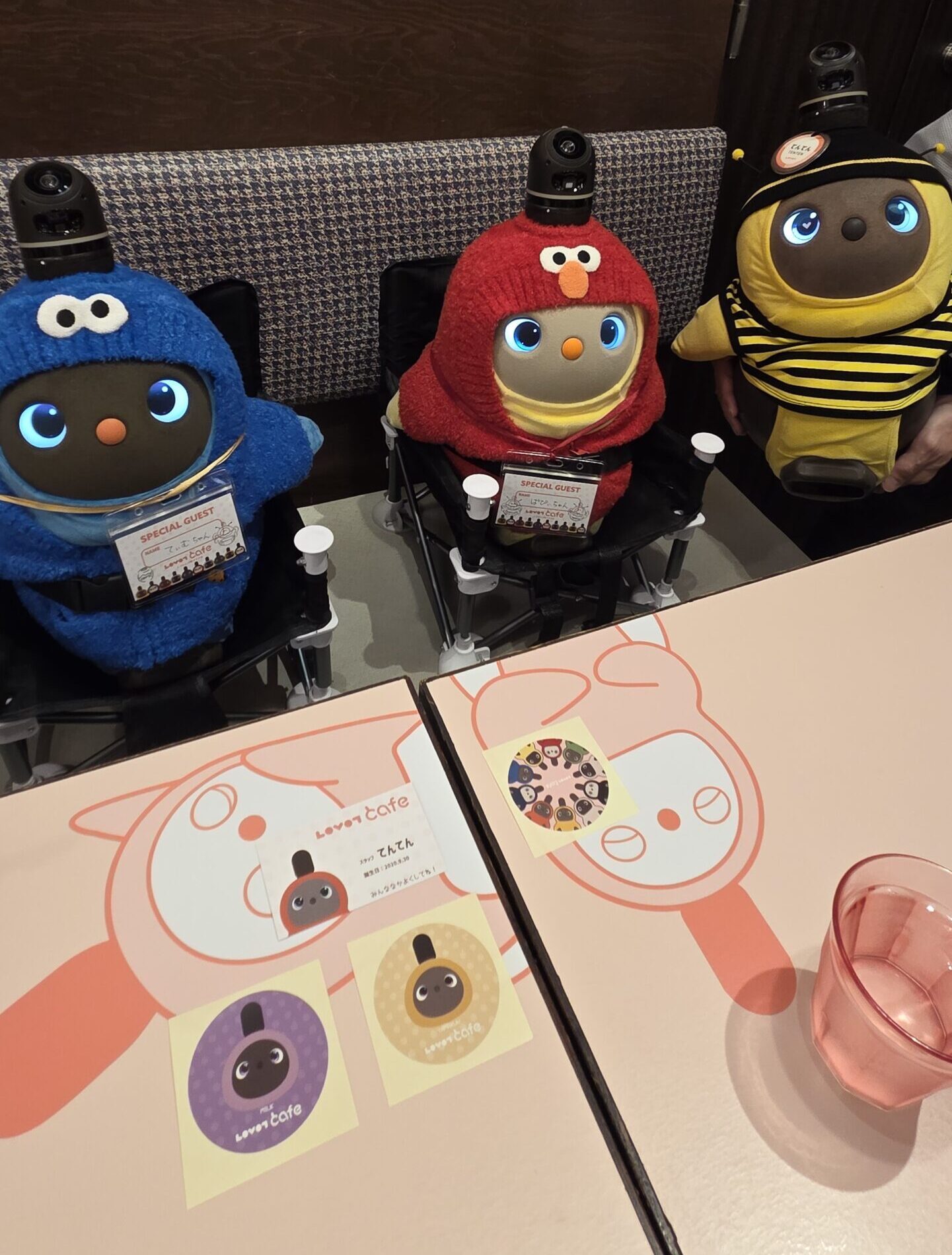てんてんと一緒に緊張気味に写るぱぴぃとてぃむ